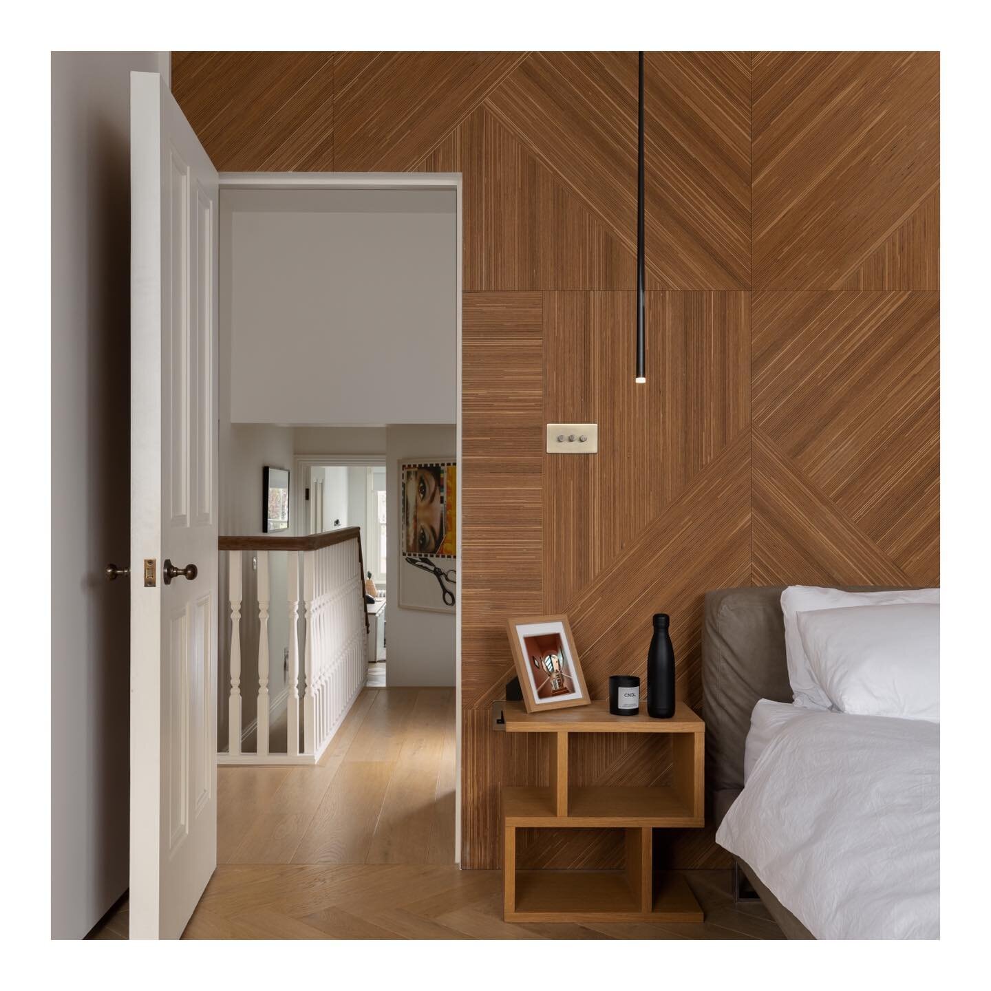 【Door in a Wall - Brockley, SE4】
Temza pulled off some really refined designs in this Brockley semi-detached refurbishment. The material used in this feature bedroom wall is made by @plexwood and comes in various patterns and configurations. I really