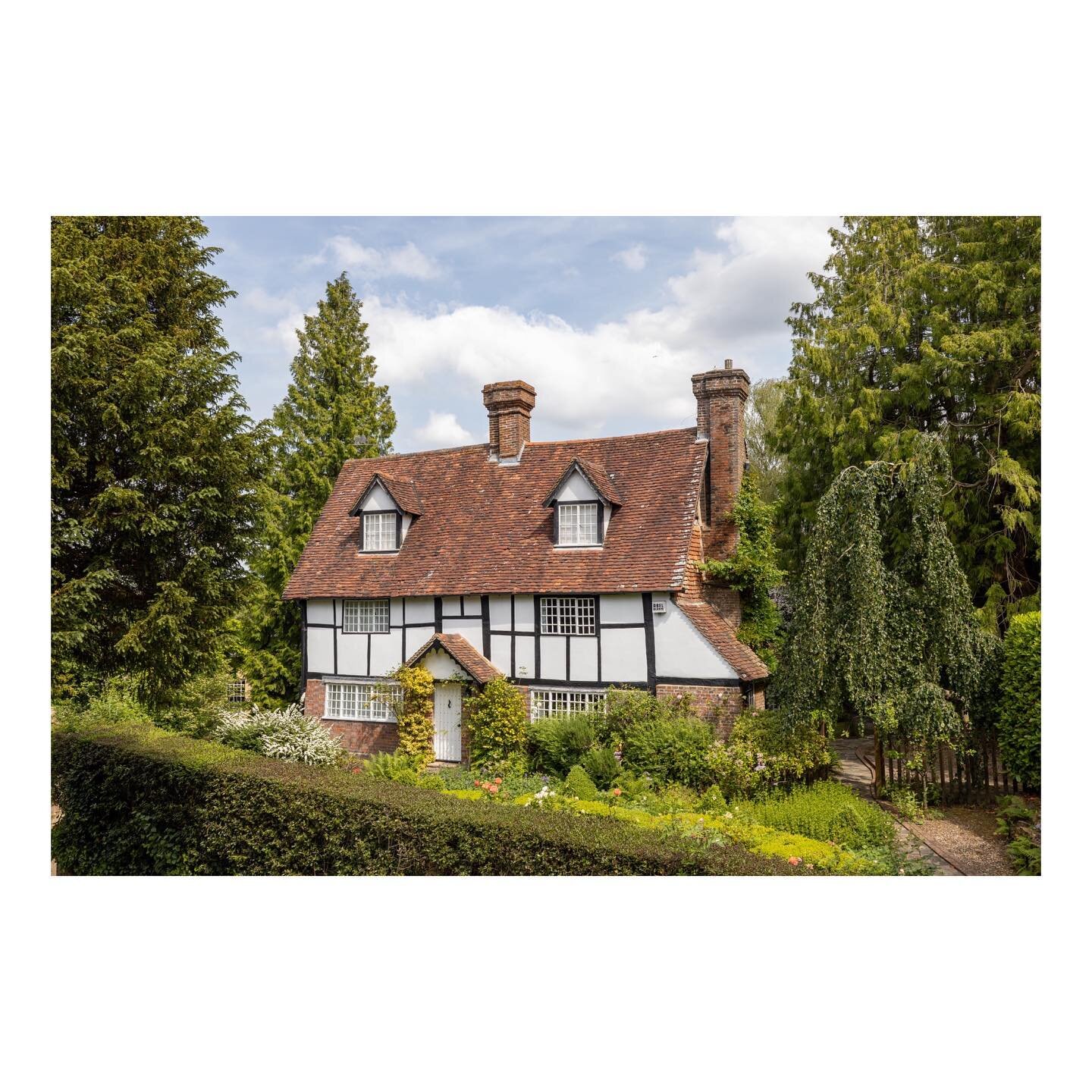 【1650 Cottage - Speldhurst Hill】
So whilst this pretty cottage was being completed by a local builder who had likely just finished his ploughman&rsquo;s lunch, what else was happening in 1650? Oliver Cromwell was riding around England on horseback, R