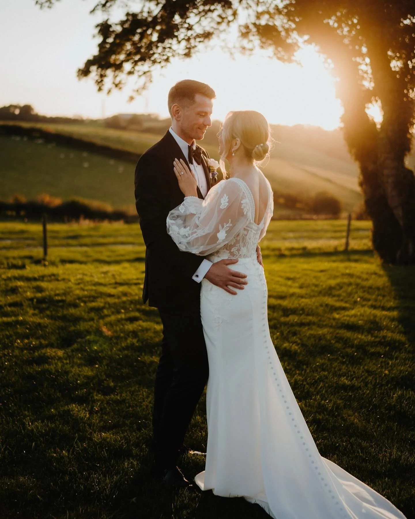 Some more sunset magic from Pippa &amp; Alex&rsquo;s wedding at Botley Hill Barn 😍 Going to really miss these lovely warm evenings! 

Venue: @botleyhillbarn 
Flowers: @lilyandliz 
MUA &amp; Hair: @glowbykt &amp; @emmalouisebridalhair 
Dress: @tailor