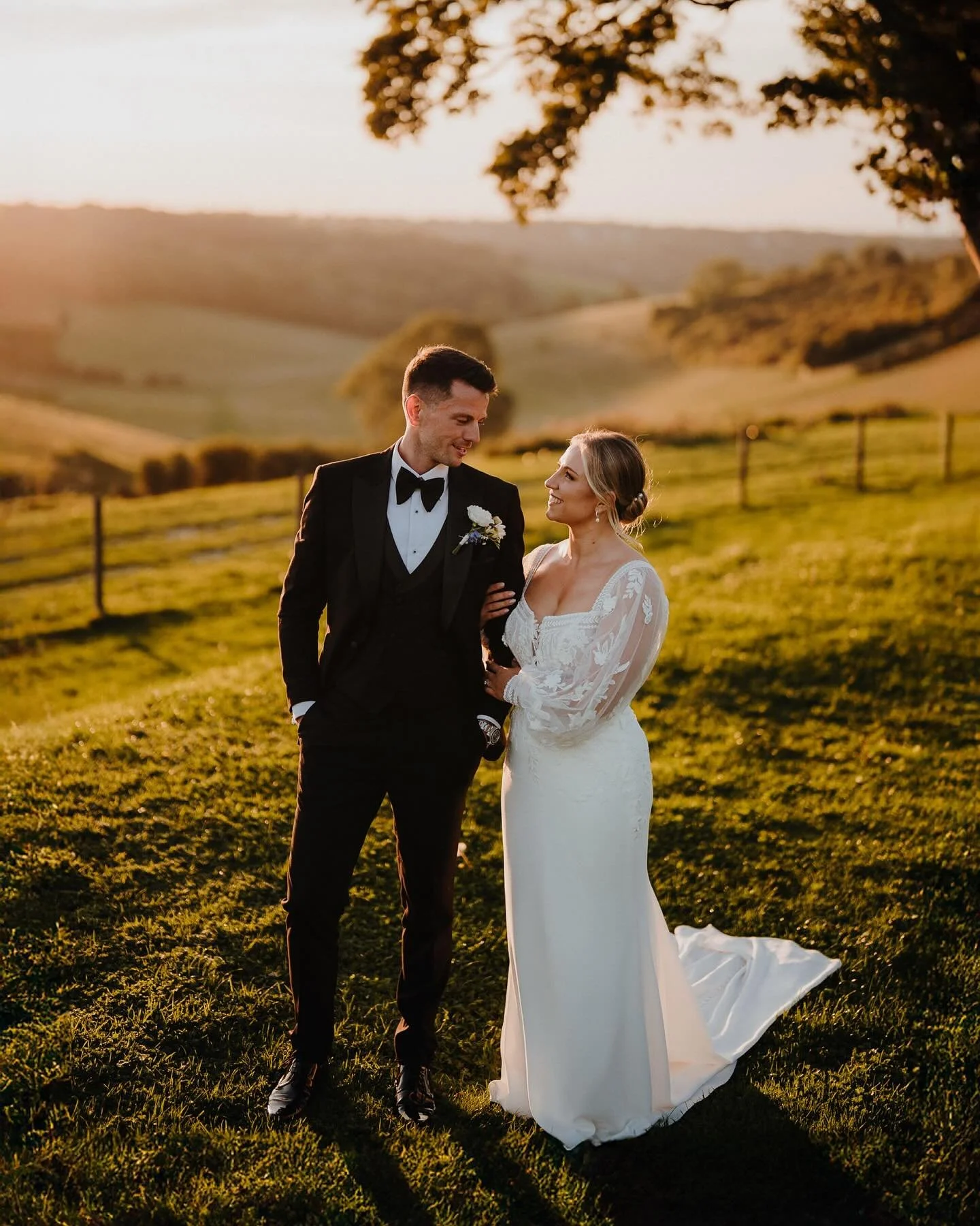 Pippa &amp; Alex&rsquo;s gorgeous wedding at Botley Hill Barn. We were treated to one of the most beautiful sunsets ever! Dreamy! 

Venue: @botleyhillbarn 
Flowers:  @lilyandliz 
MUA &amp; Hair: @glowbykt &amp; @emmalouisebridalhair 
Dress: @tailores