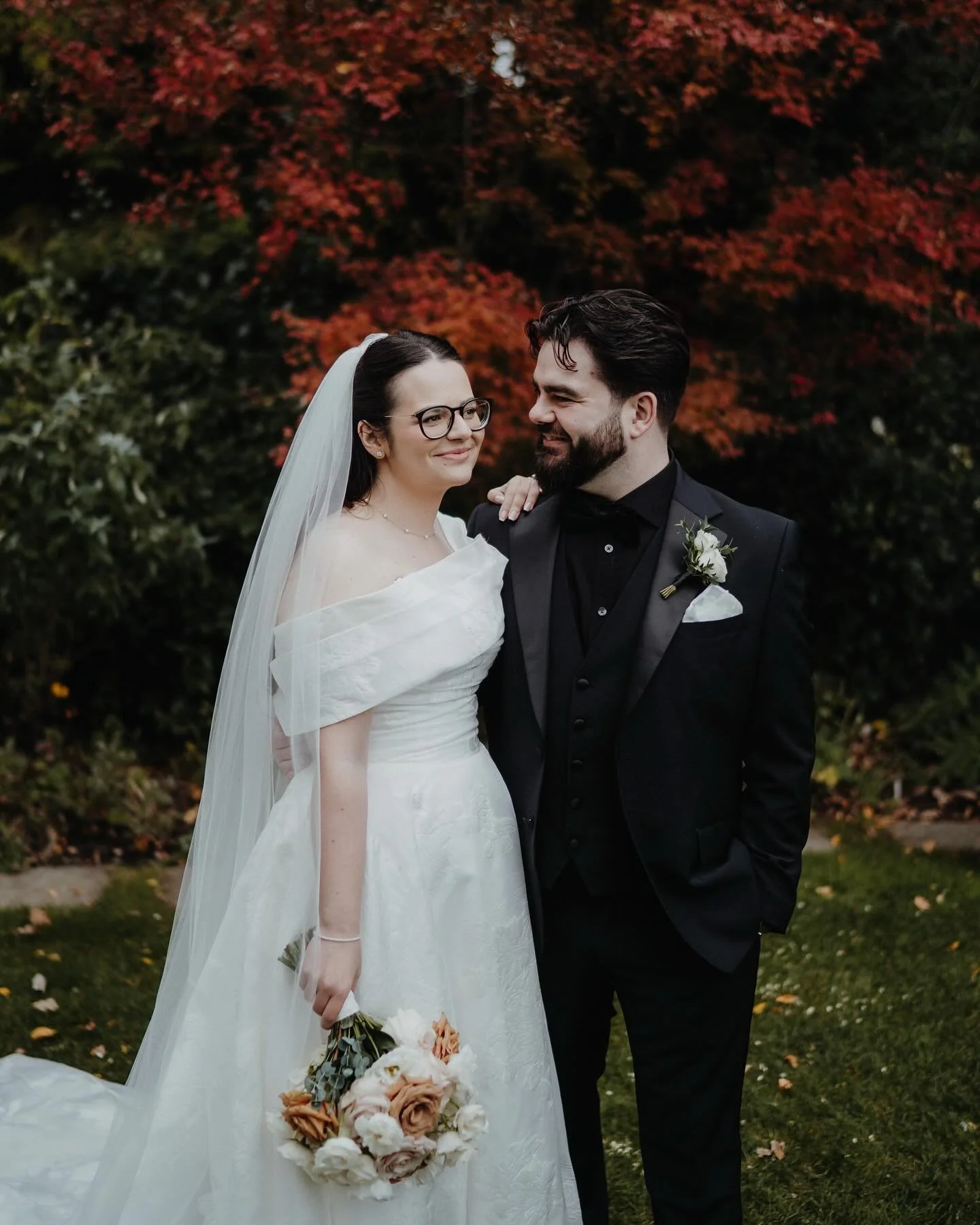 Autumn vibes at Millbridge Court for Katherine & Ben’s beautiful wedding! Those colours 😍
Venue: @millbridgecourt 
Flowers: @gillpikeflorist 
MUA & Hair: @oliviamillsmua 
Stationery & Signs: @loupaper_ 
Videographer: @alice_underw