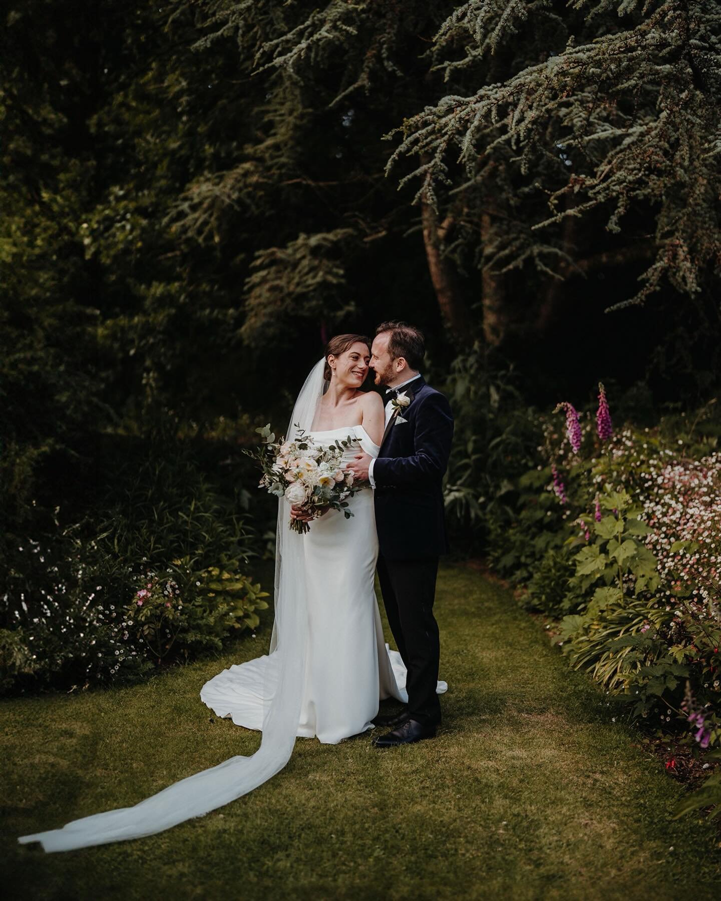 Had an amazing time celebrating Alice and Rob's special day at Hareston Manor in Devon. Their wedding was stunning and the weather played along which is always good news! 

Venue: @hareston_manor_weddings 
MUA: @devonmakeupgirl 
Hair: @parisiumhair 
