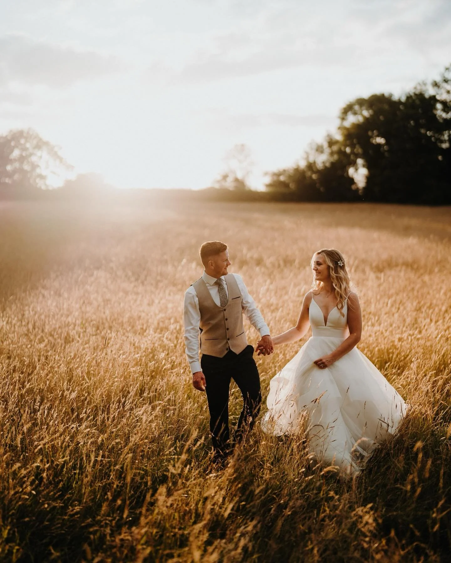 Shooting some golden hour magic at Silchester Farm for Sally &amp; Paul's beautiful wedding. I love getting out at sunset for portraits, the light is always so nice lovely and you get a nice stroll around at the end of the day! 

Venue: @silchesterfa