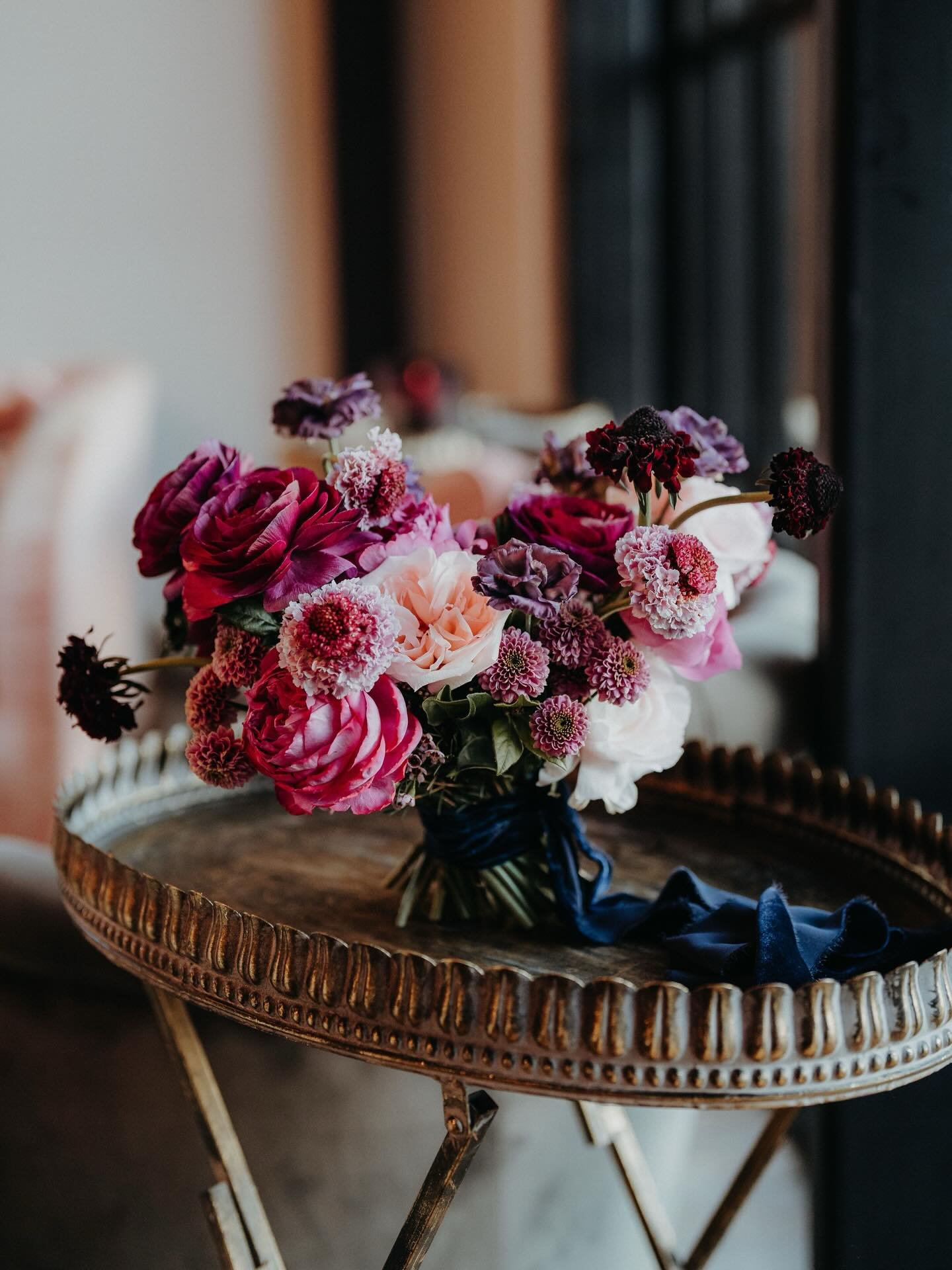 Some supplier love from a beautiful wedding at Botley Hill Barn, I absolutely loved the floral colours from Carina &amp; Simon&rsquo;s wedding! 

Venue: @thebarnatbotleyhill 
Flowers: @jessicaelizaflowers 
Catering: @caperandberry 
MUA: @hl_london 

