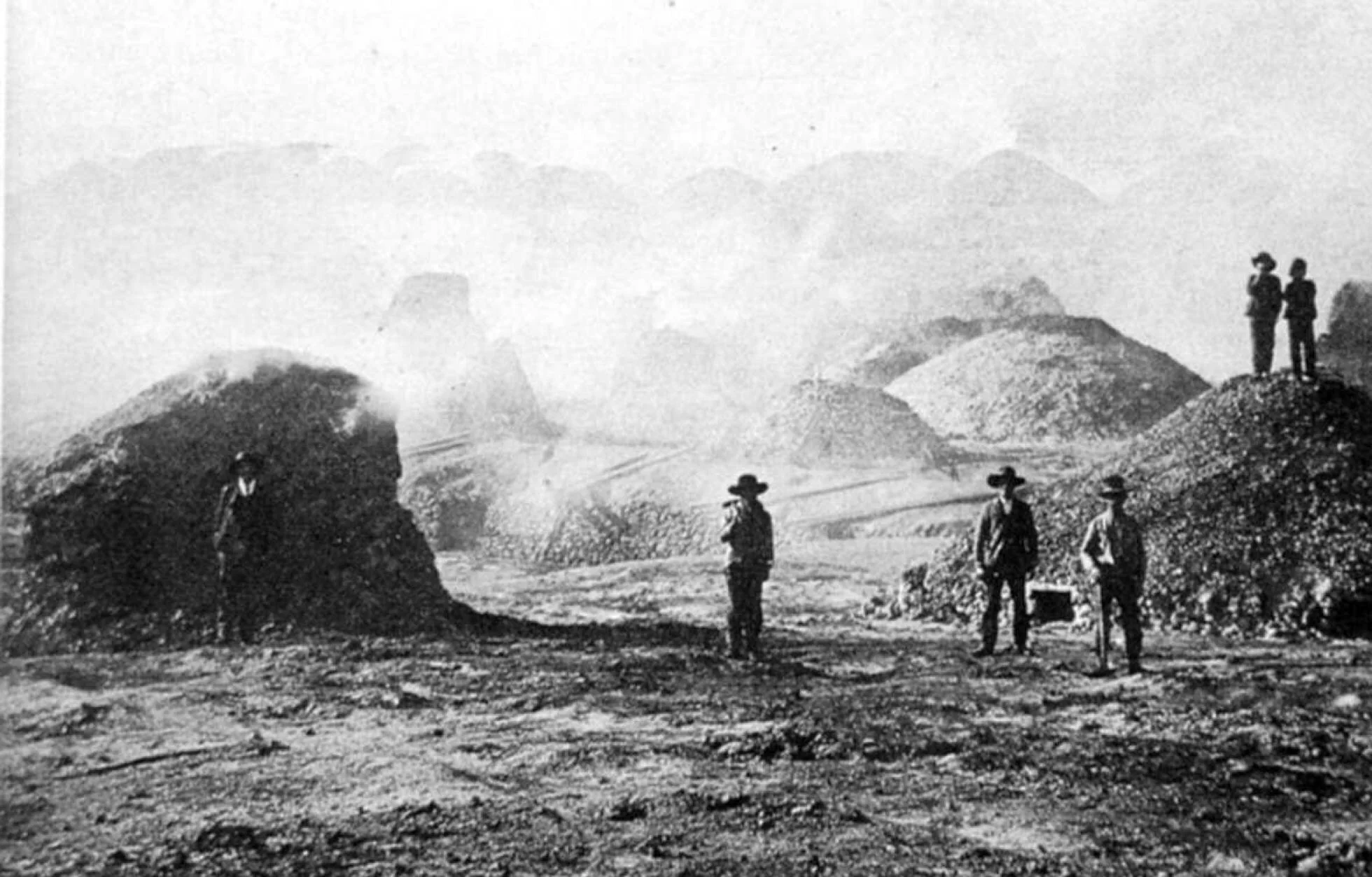 roasting ore Rio Tinto 1899.jpg
