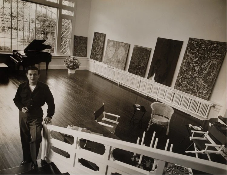 Alfonso Ossorio chez lui dans la salle de musique de sa propriété des Hamptons (NY)aux murs des oeuvres de Ossorio, Clyfford Still et Dubuffet.Photographie: Hans Namuth (c) Hans Namuth Estate (DR)