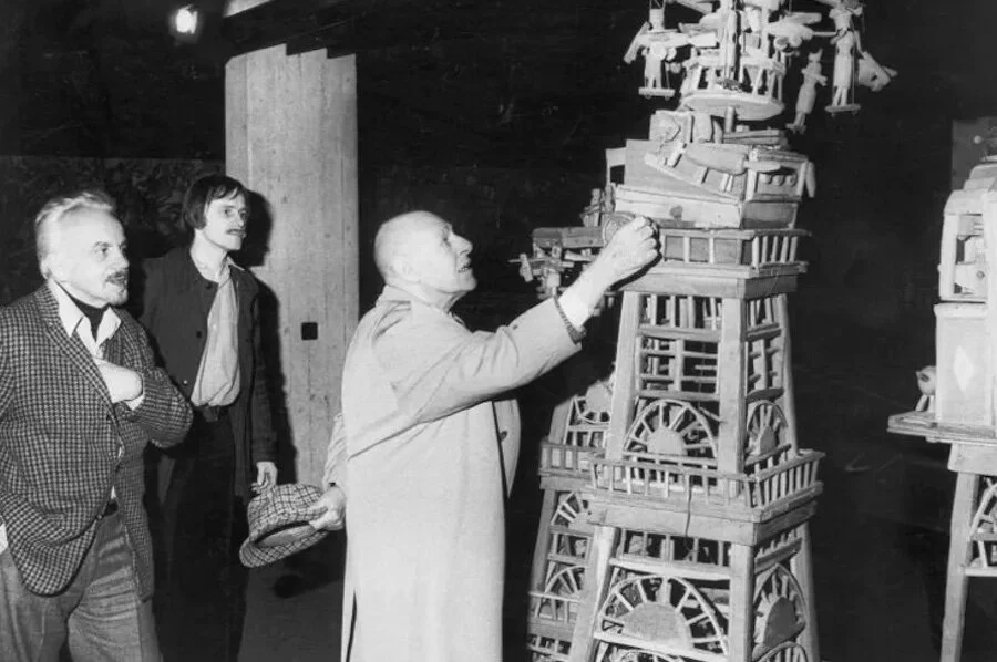 Slavlo Kopac, Michel Thevoz, Jean Dubuffet, 1976Photo: Jean-Jacques Laesar, Archives de la Collection de l'Art Brut, Lausanne (DR)