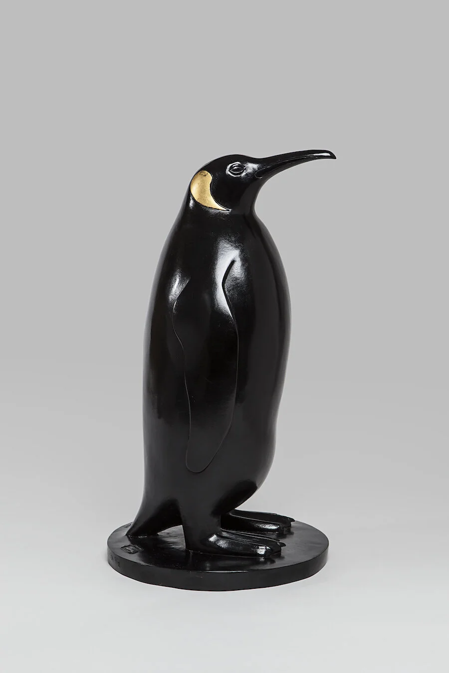 Armand Petersen (1891-1969), Pingouin empereur manchot (agrandissement), modèle dessiné en 1930,Epreuve en bronze à patine noire et or, richement nuancée, Haut. : 50 cm - Image © Aubert Jansem Galerie