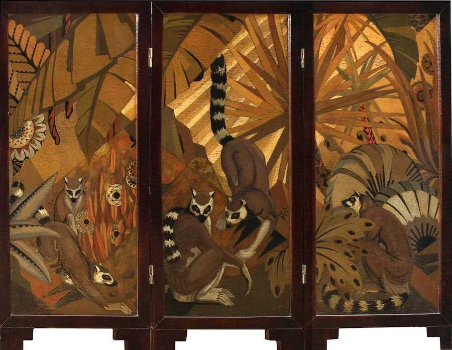 Gaston SUISSE (1896-1988), Makis et flore stylisée. Circa 1925.Paravent trois feuilles, encadrement en laque écaille foncée. Chaque feuille 106,5 cm par&nbsp; 51,5 cm - Image (DR)