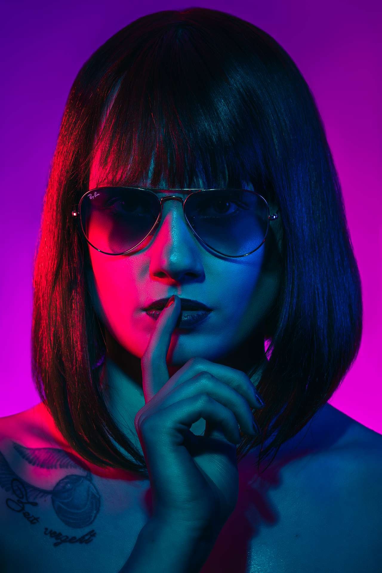 Studio Portrait mit Sonnenbrille und Farbfolien