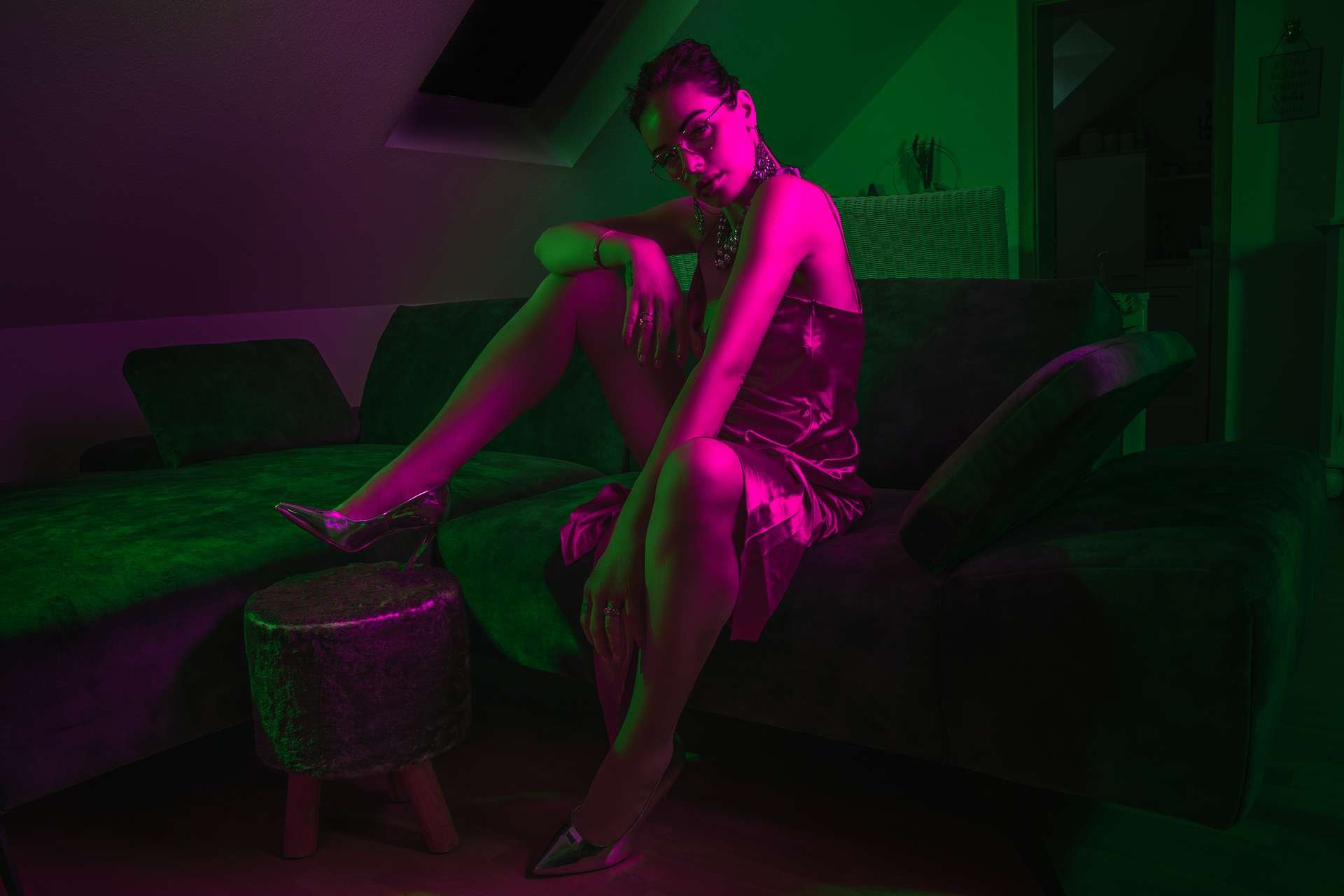 Heimshooting im Wohnzimmer mit Farbfolien pink und grün
