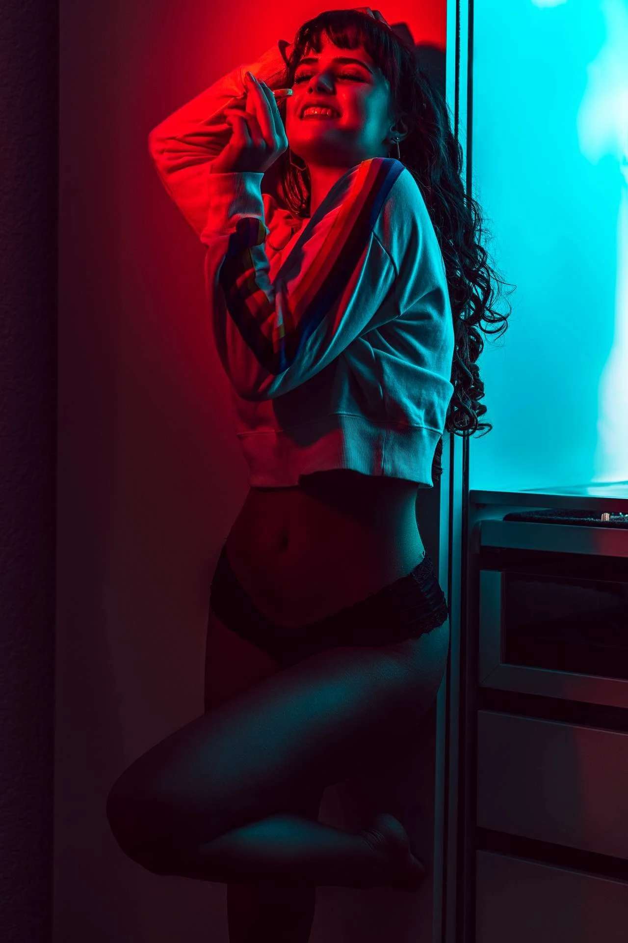 Portrait aus Heimshooting mit Farbfolien rot und blaugrün