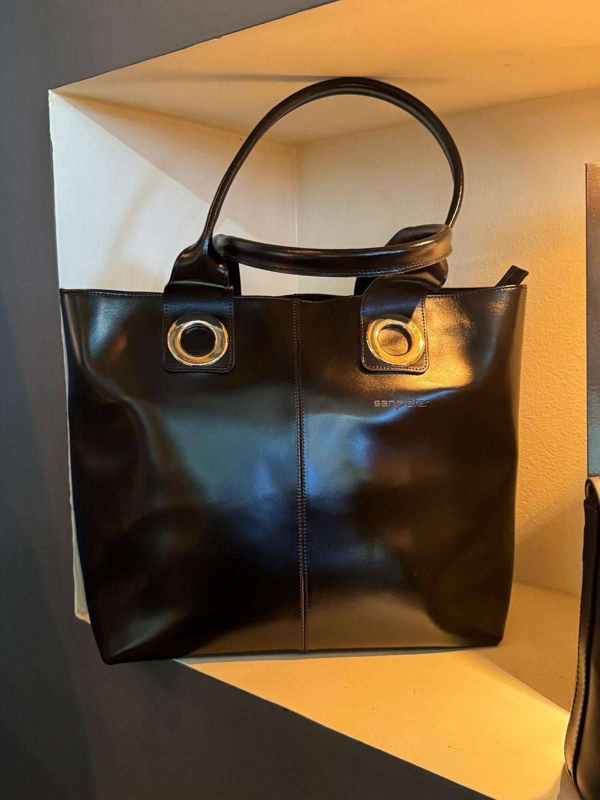 Svart handväska i läder San Peter