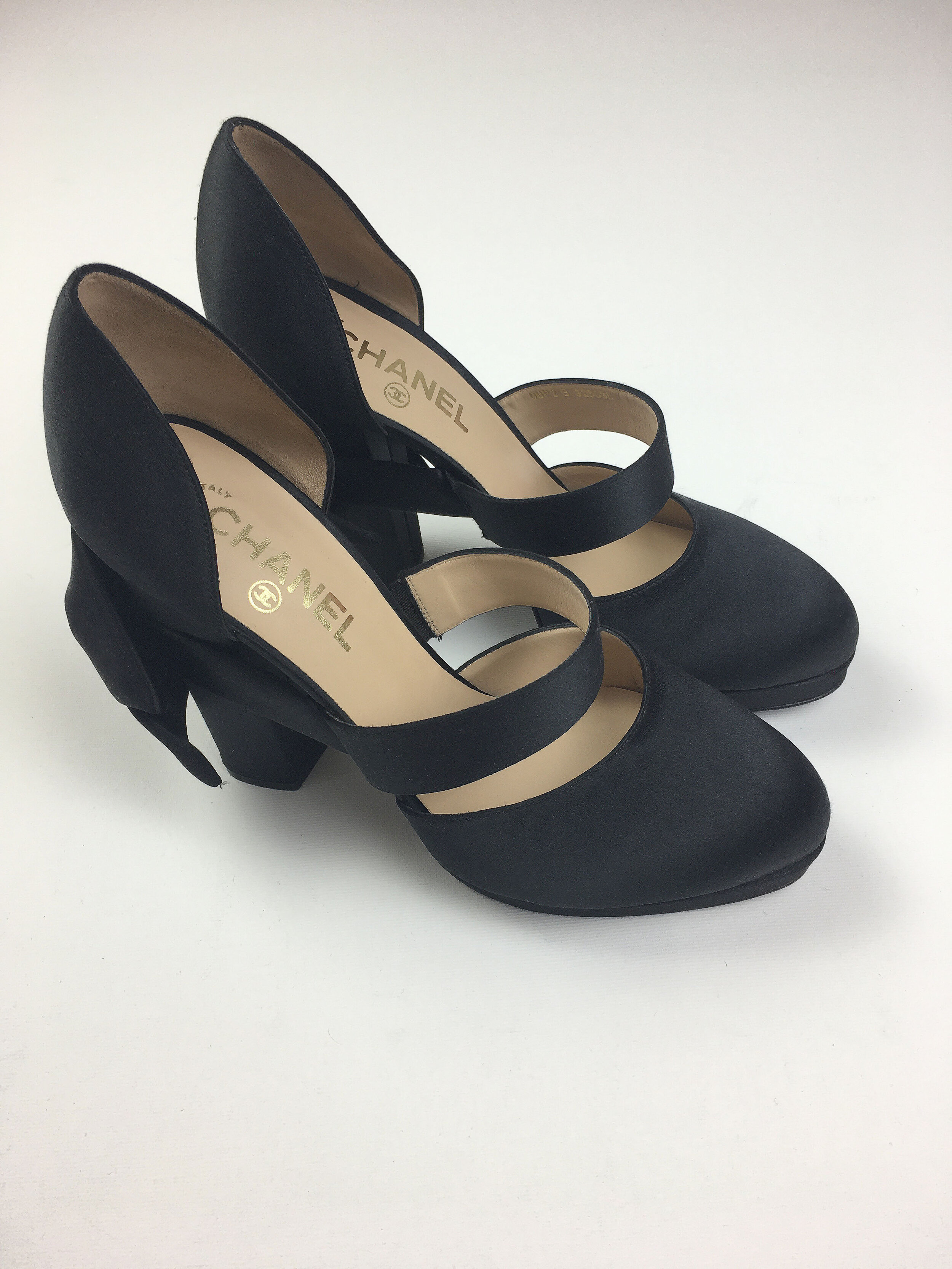 Second-hand black satin high heels shoes with bow CHANEL — Reset your closet