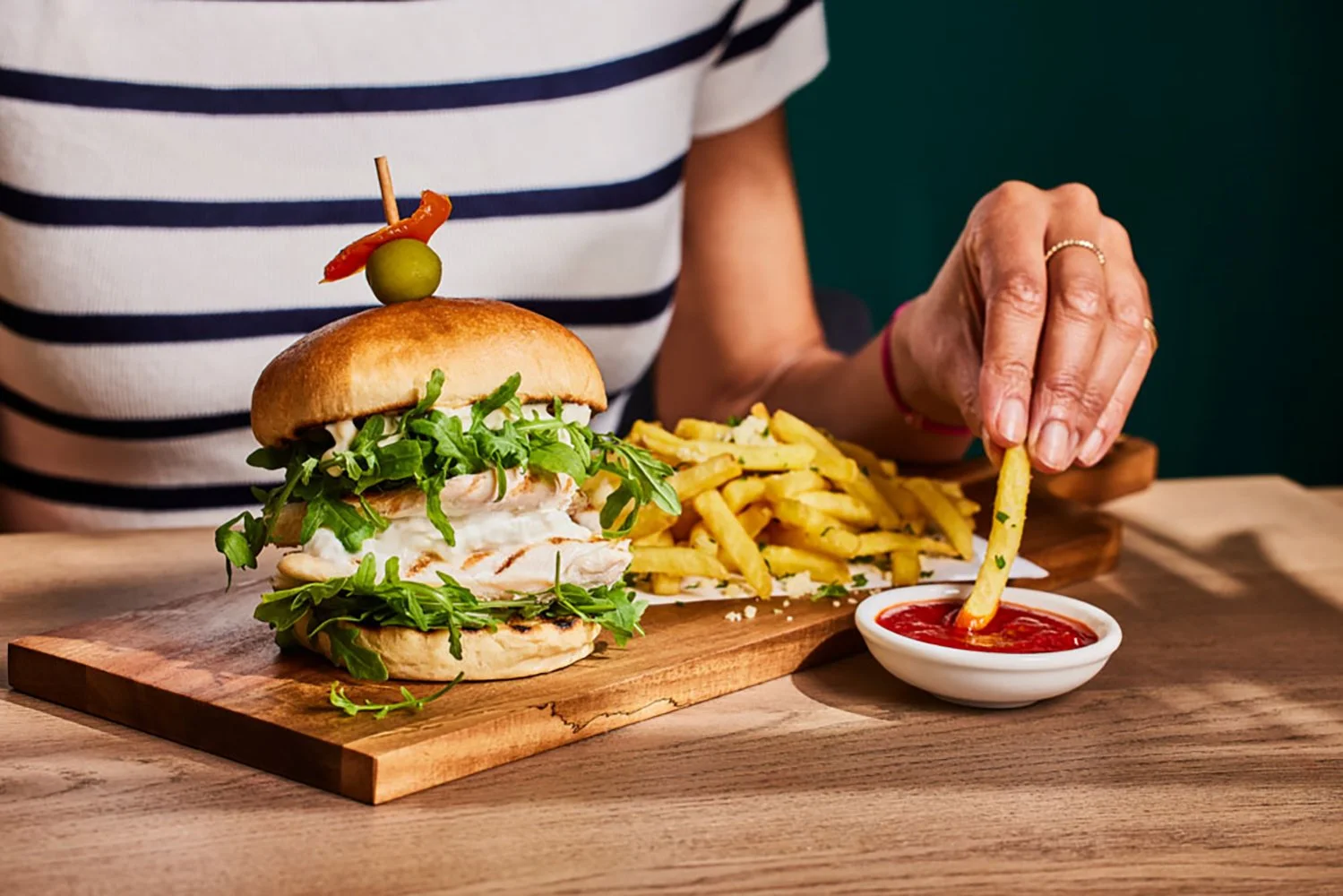 FoodPhotographerLondon_CharlotteNott-Macaire_Prezzo_ChickenBurrataBurgerModelIn.jpg