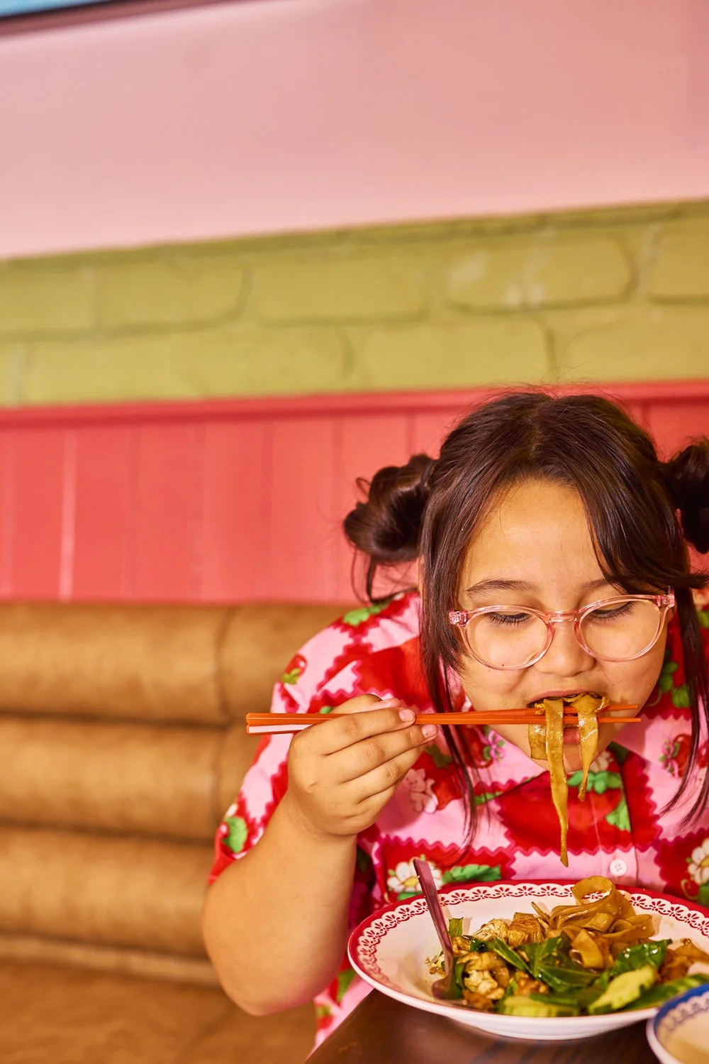 FoodPhotographerLondon_CharlotteNott-Macaire_RosasThai_KidsEatingAtGroupMeal4.jpg