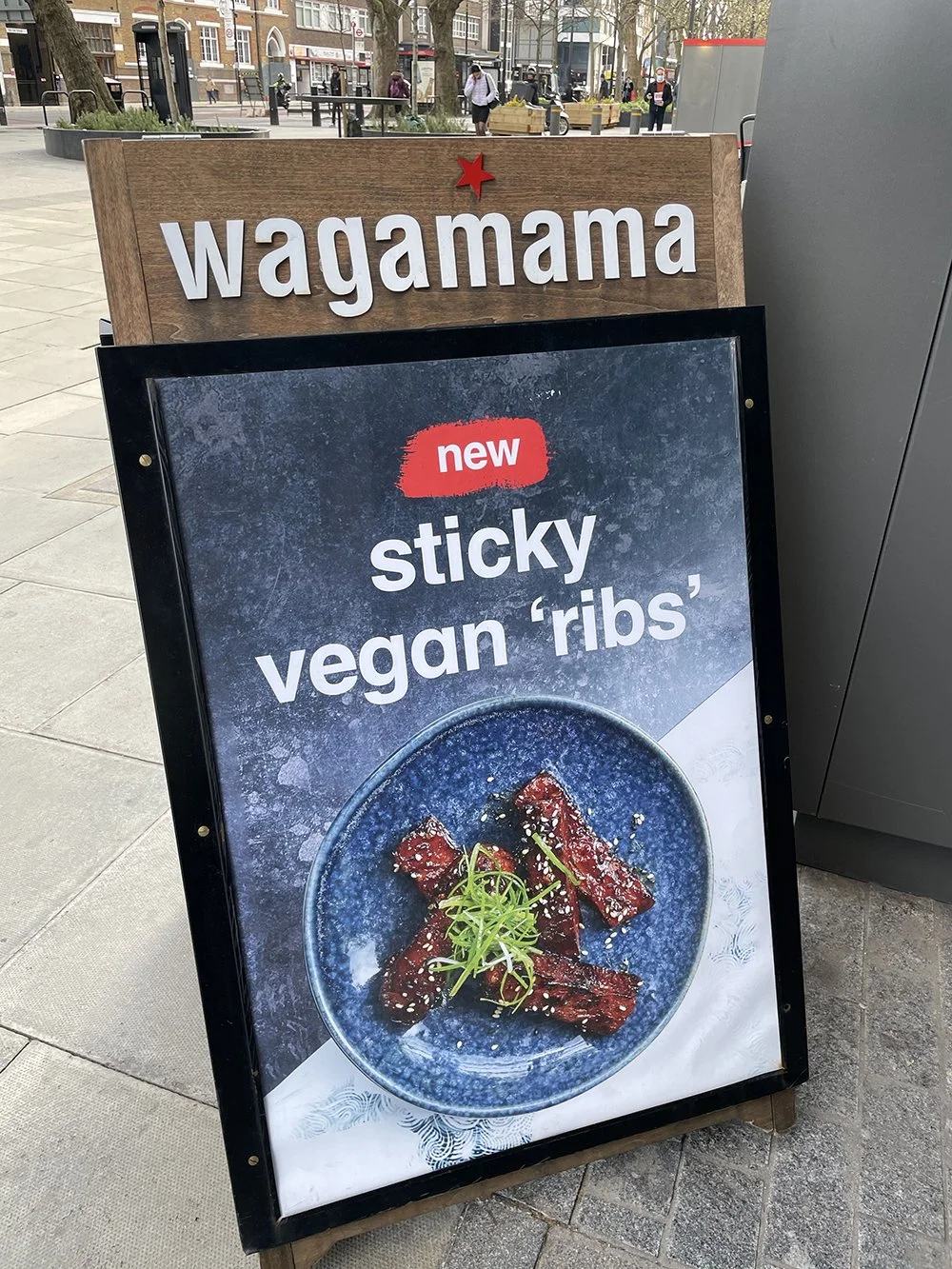 FoodPhotographerLondon_CharlotteNott-Macaire_Wagamama_VeganStickyRibsAboard_InSitu.jpg