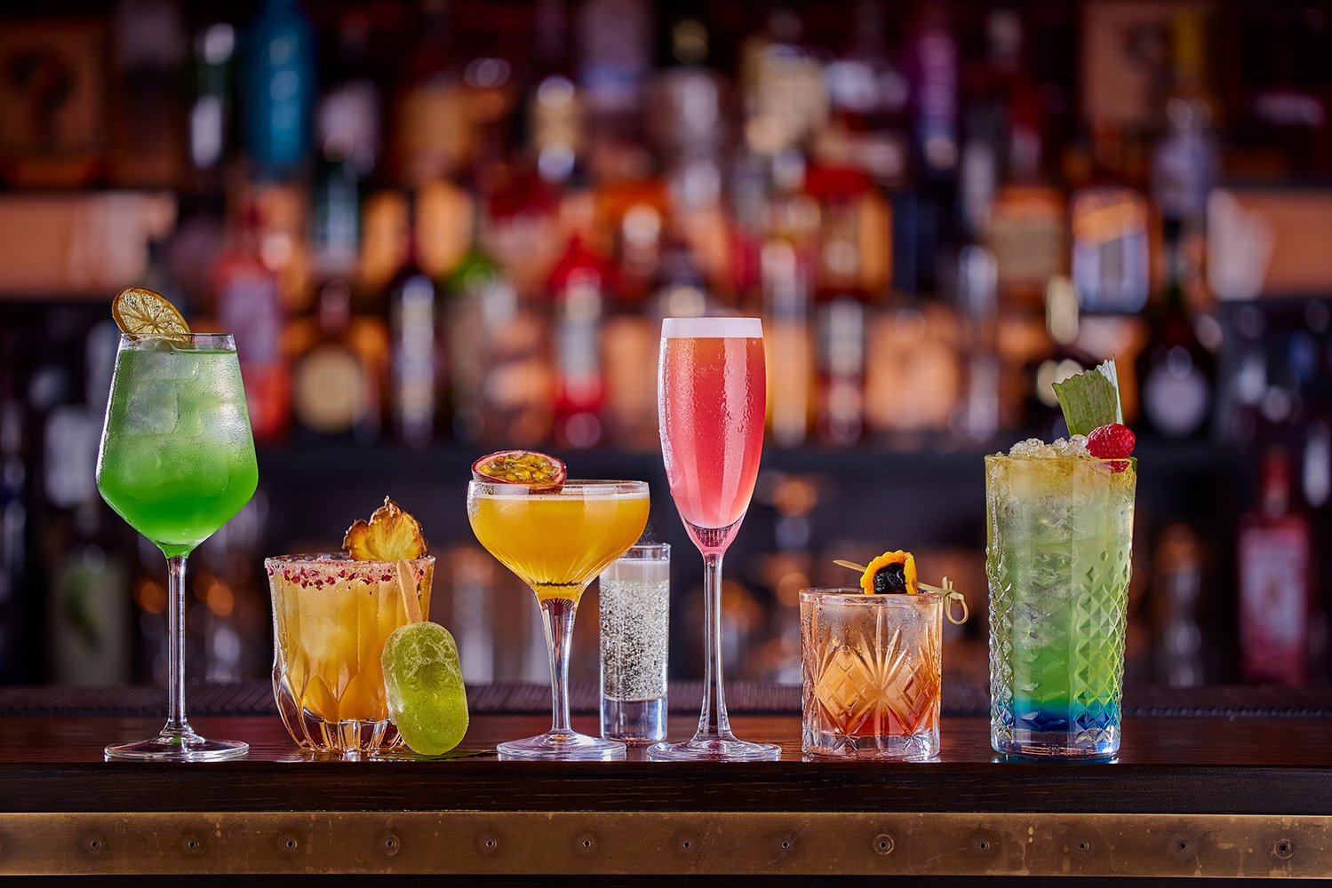 FoodPhotographerLondon_CharlotteNott-Macaire_Puttshack_CocktailsGroupShot_OnBar.jpg