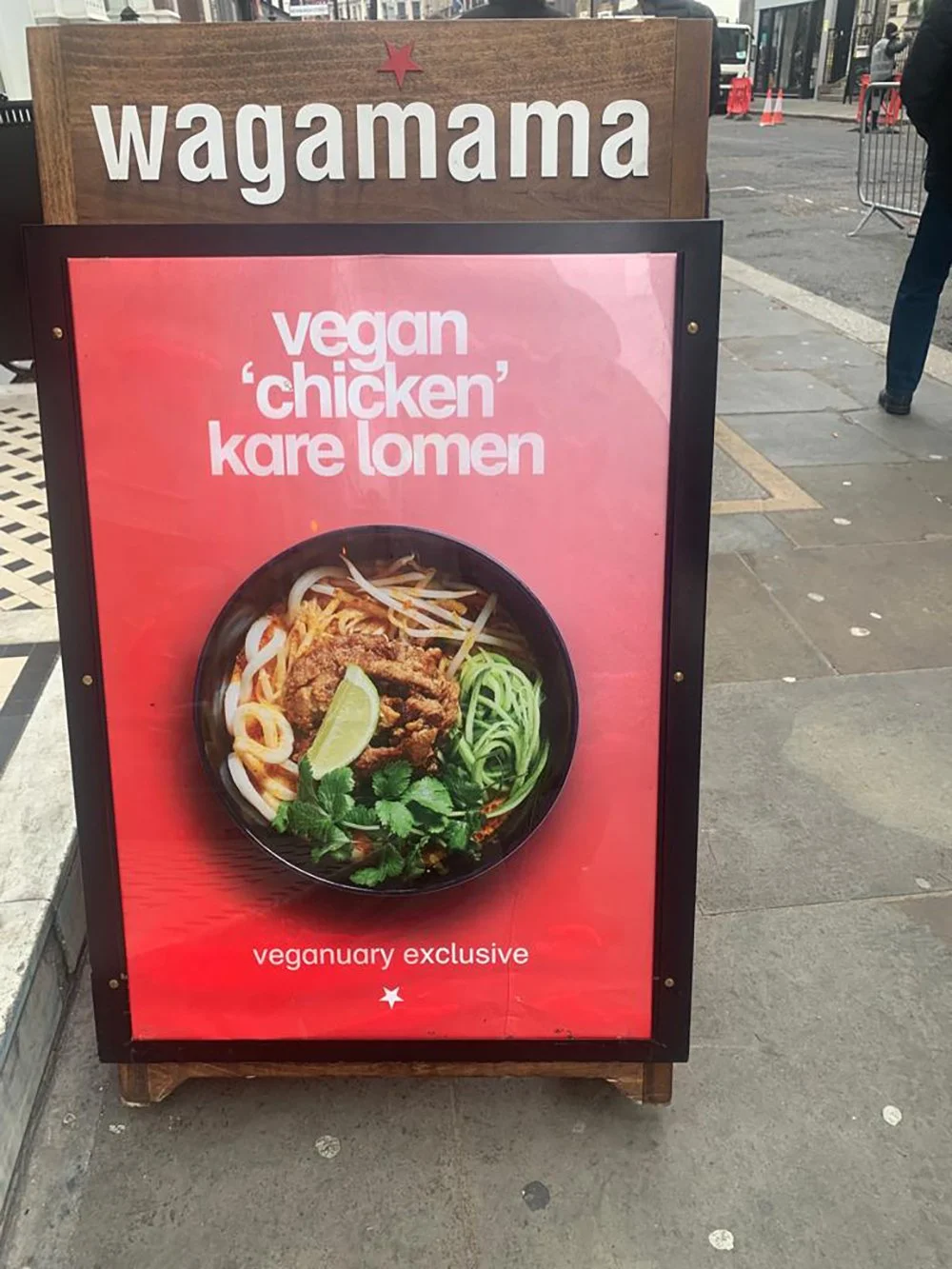 FoodPhotographerLondon_CharlotteNott-Macaire_Wagamama_VeganChickenKareLomenAboard_InSitu.jpg