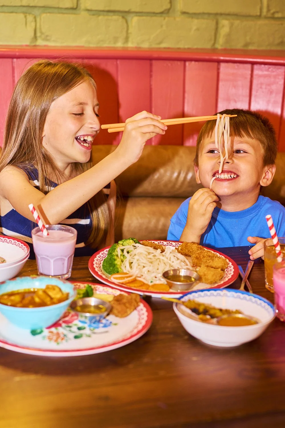 FoodPhotographerLondon_CharlotteNott-Macaire_RosasThai_KidsEatingAtGroupMeal5.jpg
