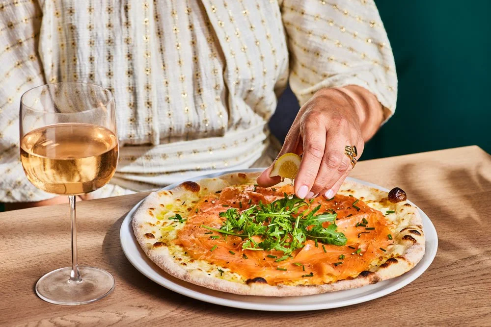 20220523_PrezzoSummerLifestyle_SmokedSalmonPizza_ModelIn7.jpg