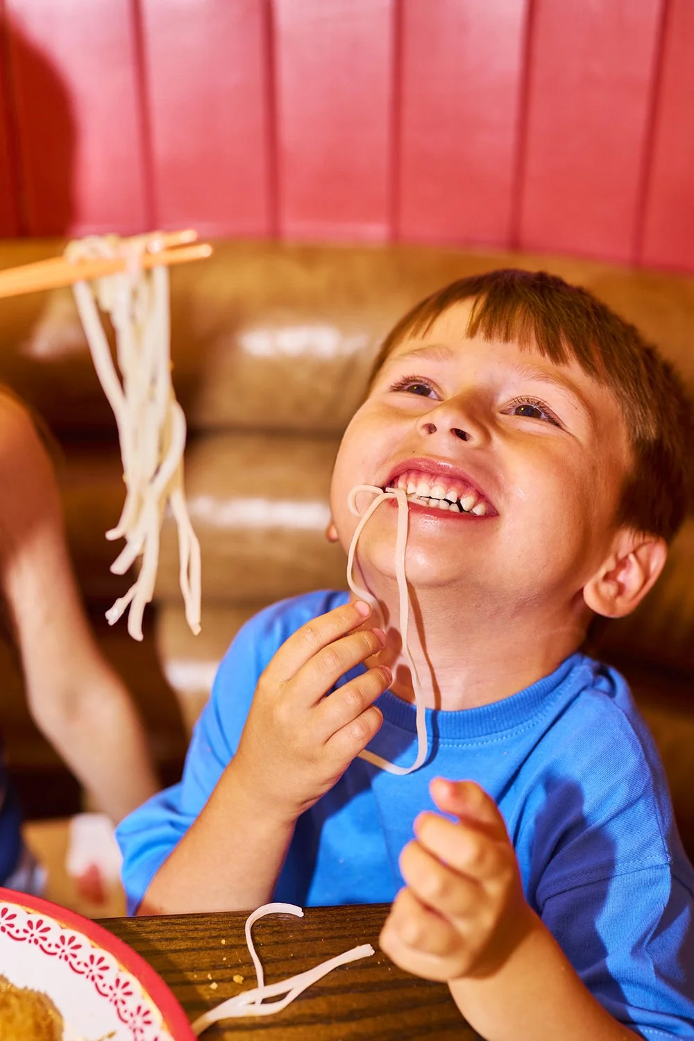 FoodPhotographerLondon_CharlotteNott-Macaire_RosasThai_KidsEatingAtGroupMeal3.jpg