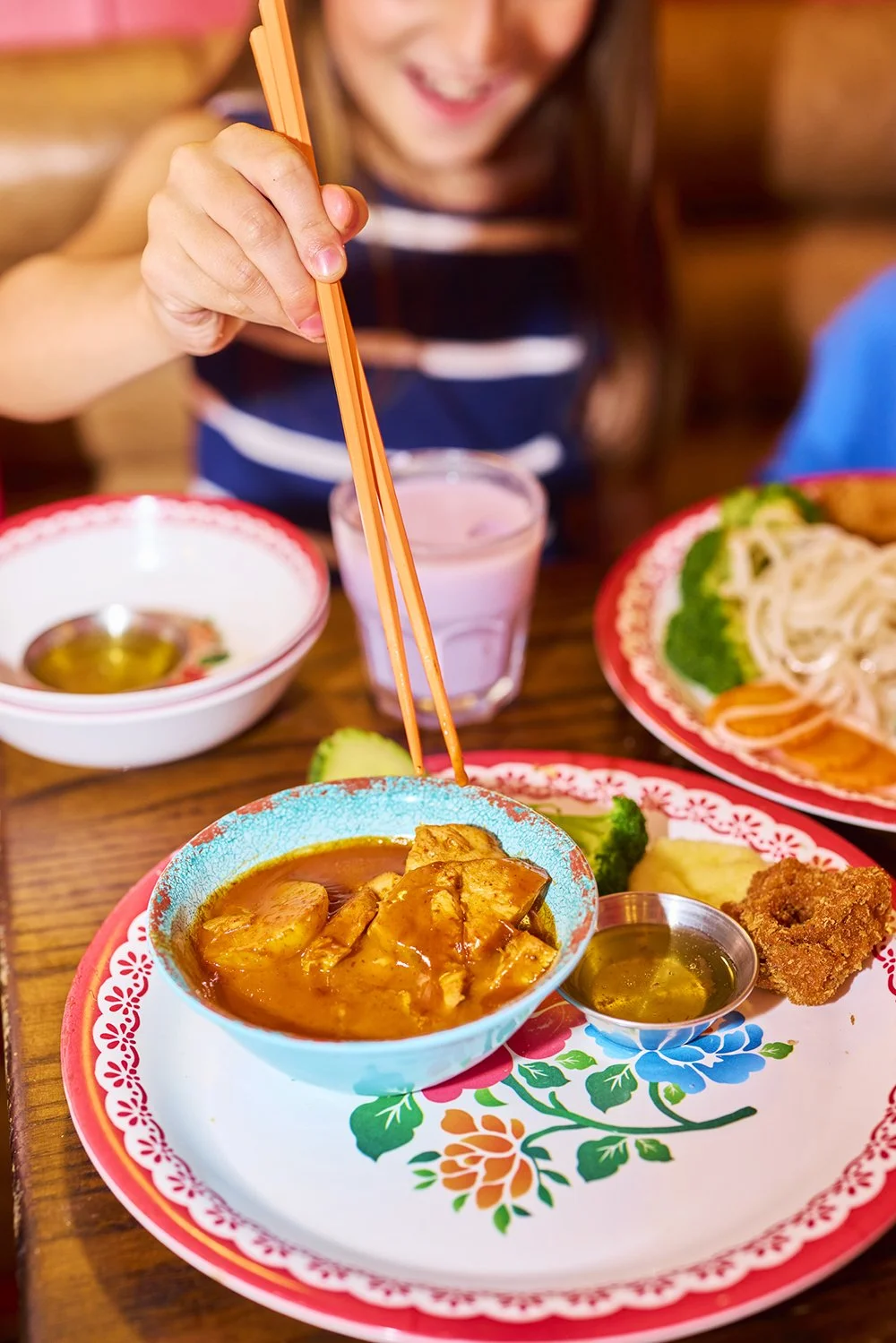 FoodPhotographerLondon_CharlotteNott-Macaire_RosasThai_KidsEatingAtGroupMeal.jpg