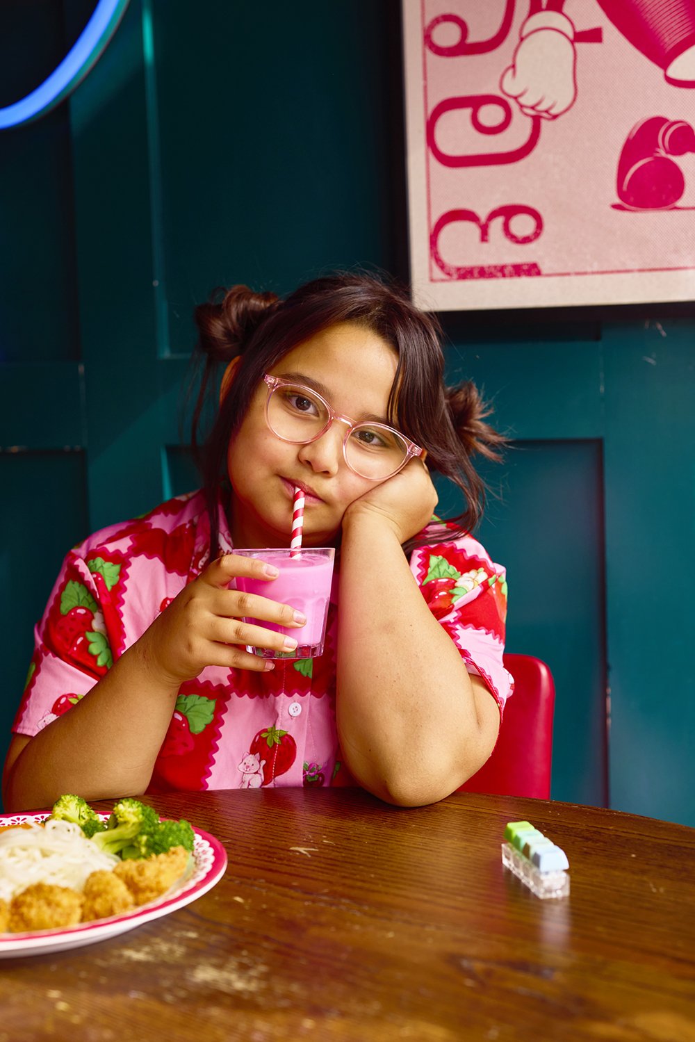 FoodPhotographerLondon_CharlotteNott-Macaire_RosasThai_SassyKidsDrinking_InSideBlueBackground.jpg