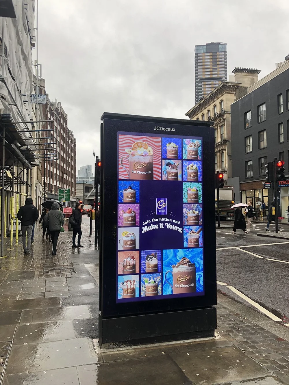FoodPhotographerLondon_CharlotteNott-Macaire_Cadbury_HotChocolateBillboard_InSitu.jpg