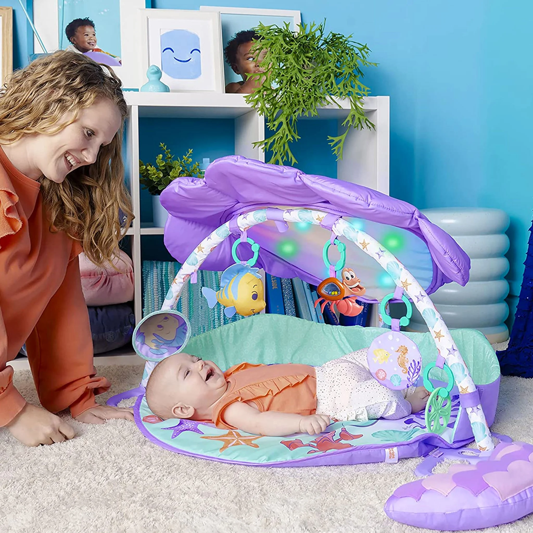 BBK-12534-palestrina-disney-la-sirenetta-mermaid-sebastian-bambina-luci-melodie-cuscino-peluche-bordi-lifestyle-luci.jpg