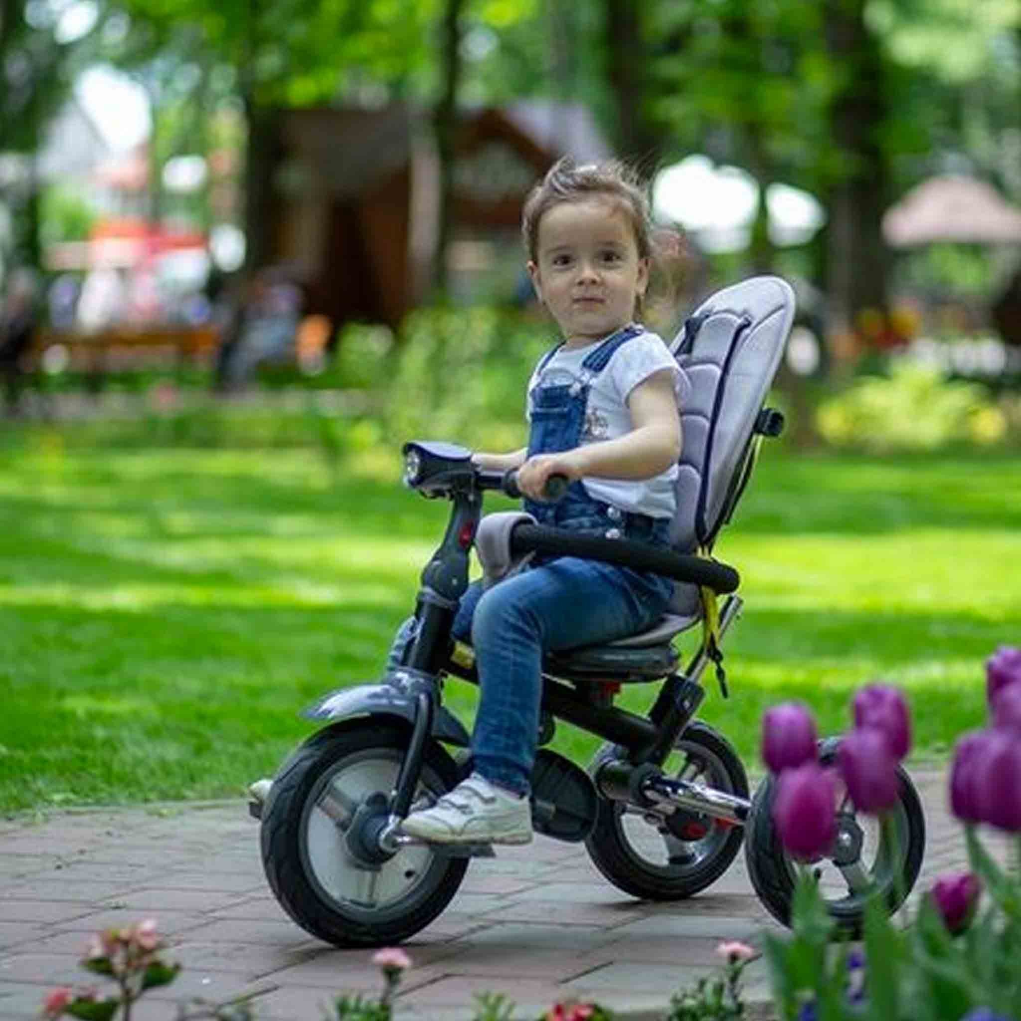 triciclo-velo-coccolle-vela-pieghevole-5-in-1-reclinabile-girevole-fronte-strada-mamma-bambino-ruote-giallo-lifestyle-2.jpg