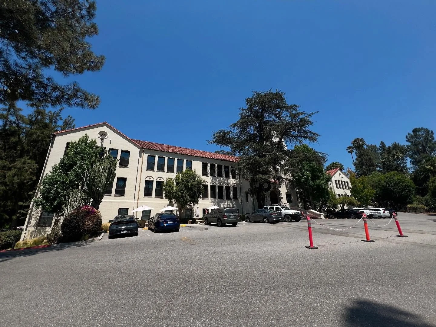First day on campus.
Still a week to go before international fellow orientation.
I feel about an inch tall.
But damn is it beautiful here.
#afi #aficonservatory #freshman #beginagain #losangeles #screenwriting