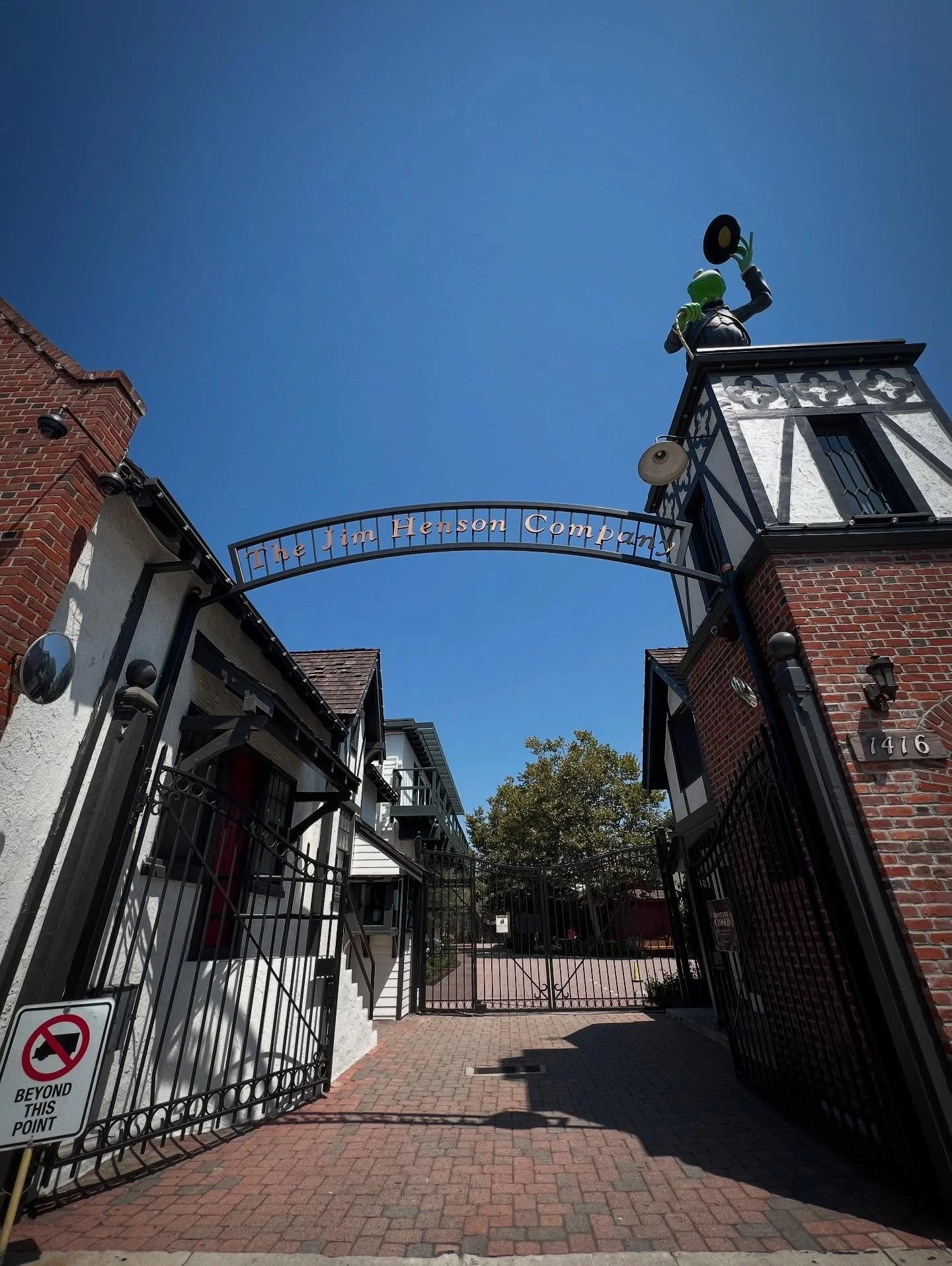 Stumbled on an old friend’s house while wandering in West Hollywood.
#mahnamahna #muppets #jimhenson #jimhensoncompany