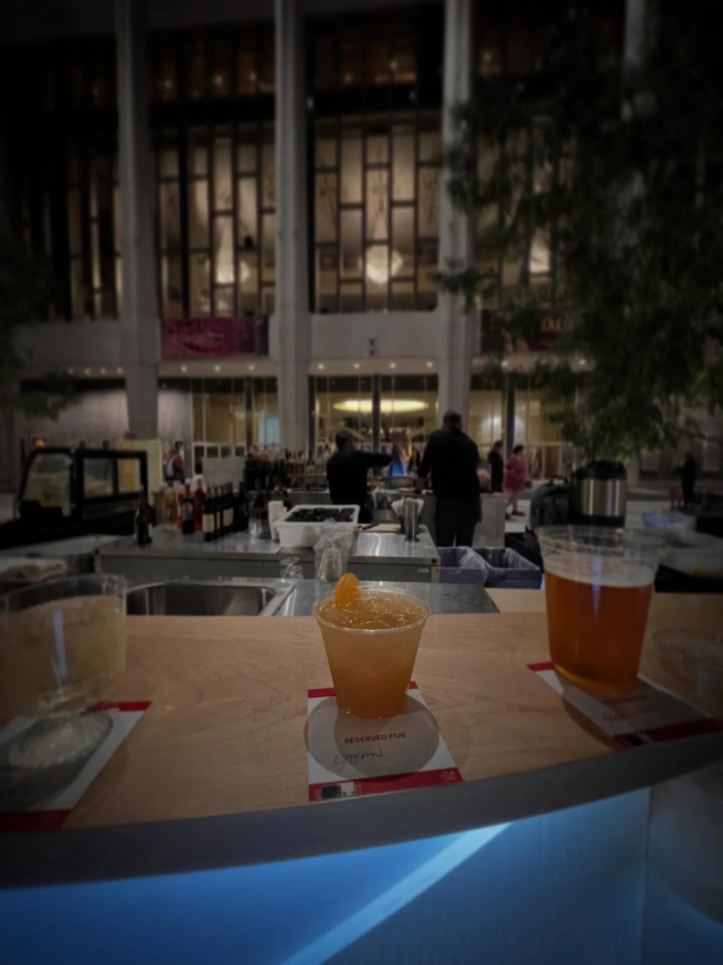 The smart pharaohs preorder their intermission drinks. 

#akhnaten @laopera #firstintermission