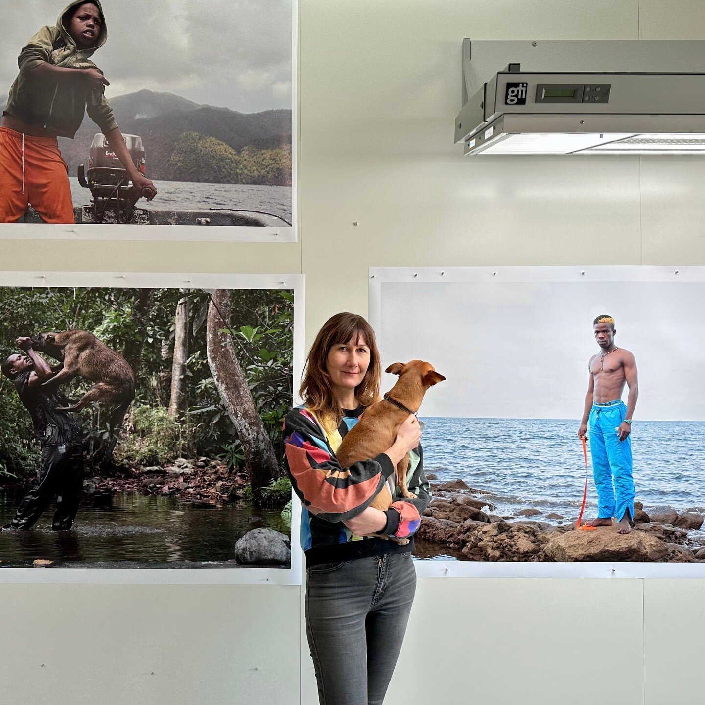 Laura Henno en bonne compagnie pour une session de travail &agrave; l'Atelier Boba ! 

Plusieurs retirages issus de ses s&eacute;ries &quot;Djo&quot;, &quot;Ge ourayo&quot; et &quot;M'tsamboro&quot;. 

@hennolaura

#laurahenno #photoprint #photograph