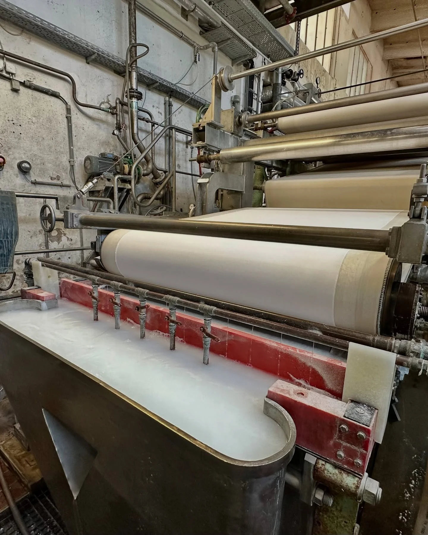 Un des plus beaux souvenirs de l&rsquo;&eacute;t&eacute; ! La visite de l&rsquo;usine Hahnem&uuml;hle &agrave; Dassel. Un grand merci &agrave; toute l&rsquo;&eacute;quipe pour son super accueil ! Quel bonheur de voir le papier que nous utilisons au q