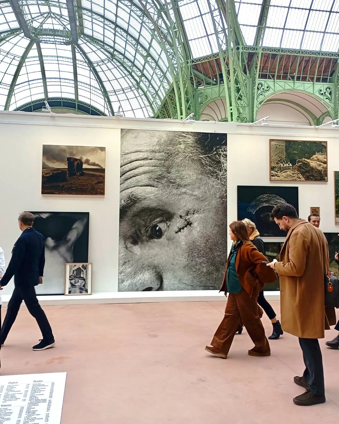 L&rsquo;installation monumentale de Sophie Ristelhueber &agrave; la Galerie Poggi, &agrave; l&rsquo;entr&eacute;e de Paris Photo 2025 &mdash; pr&egrave;s de 40 m&egrave;tres d&rsquo;images puissantes retra&ccedil;ant quatre d&eacute;cennies de travai