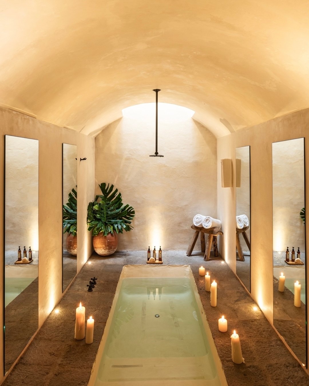 There is a time and place for everything. Take off the layers and immerse yourself in tranquility with a soothing bath experience at @lavalisesanmiguel.

Hay un momento y un lugar para todo. Qu&iacute;tate las capas y sum&eacute;rgete en la tranquili