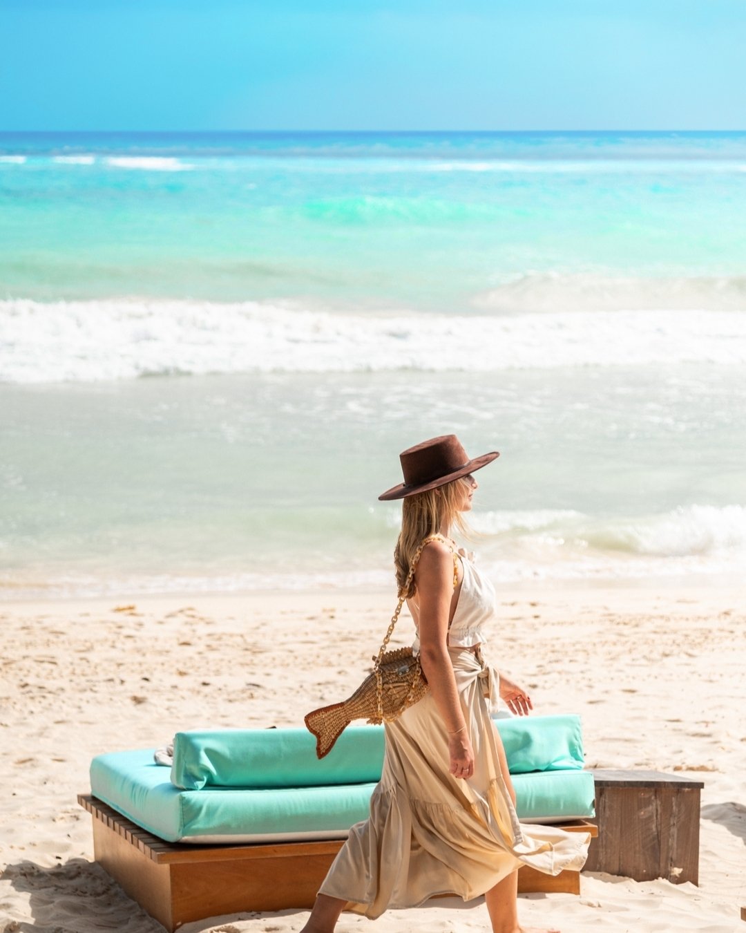 Step onto the aquamarine runway, where footwear becomes optional, the salty air in your hair is a given, and the warm sun rays caress your skin without reservation.

Pisa la pasarela de aguamarina, donde el calzado es opcional, el aire salado en tu c