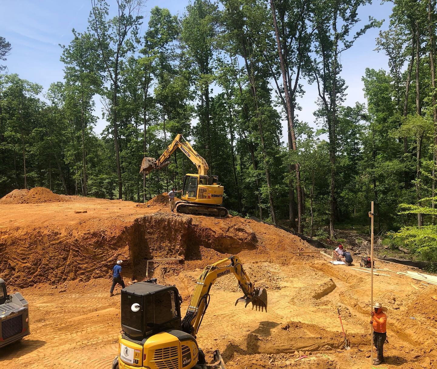 Construction has started on a new project at Shoal Creek 🦺🏗🔨 Excited to team up with @carlislemoorearchitects and @tcc_contractors again. 

#newhomeconstruction #construction #interiordesign #architecture #interiordesign #golfcourse #lynnallendesi