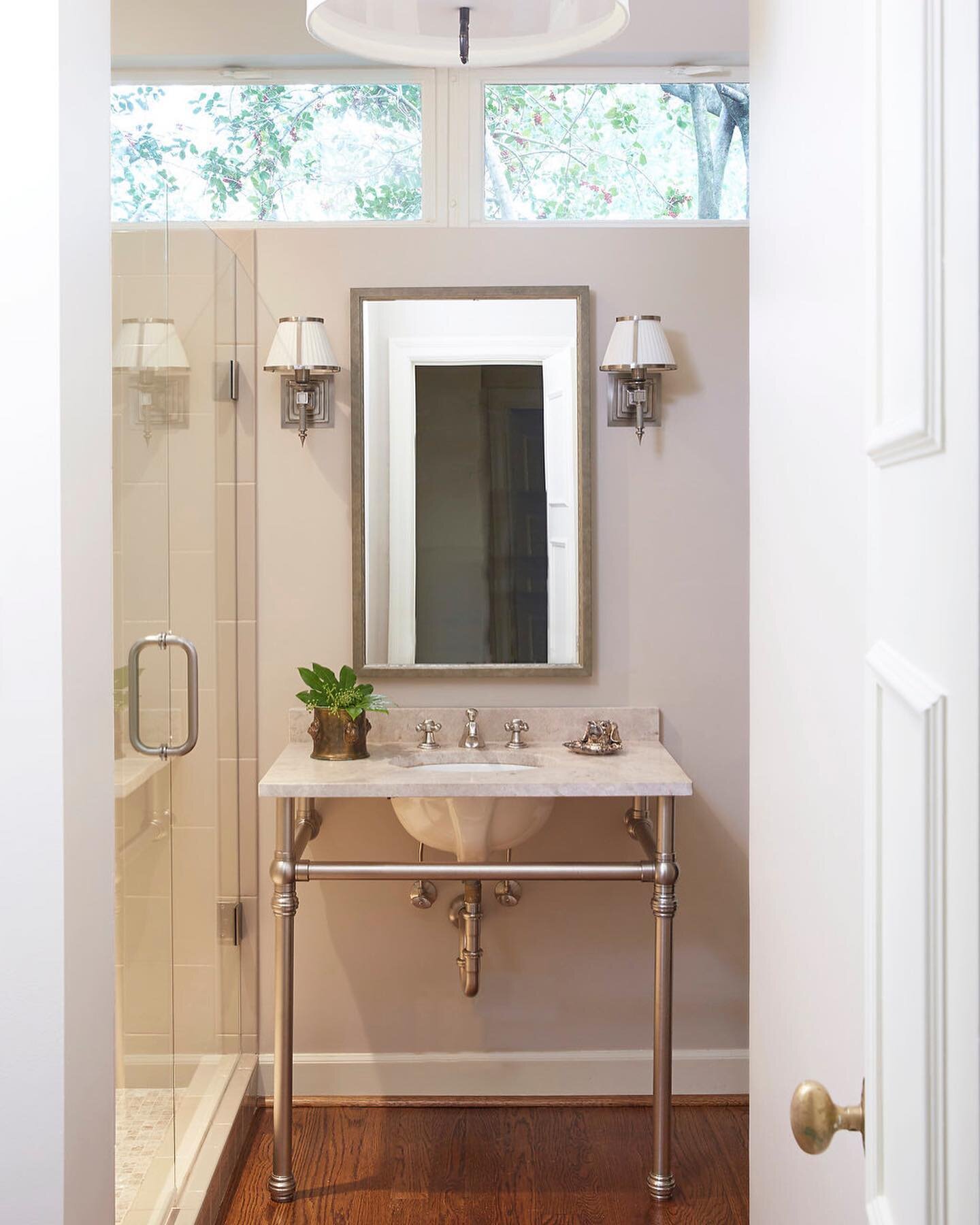 Always exciting looking back on old projects that haven&rsquo;t aged! Timeless design with a modern flare 🛁 🫧

 📷: @jallsopp 
#bathroomdesign #classicdesign #intetiordesign #guestbathroom