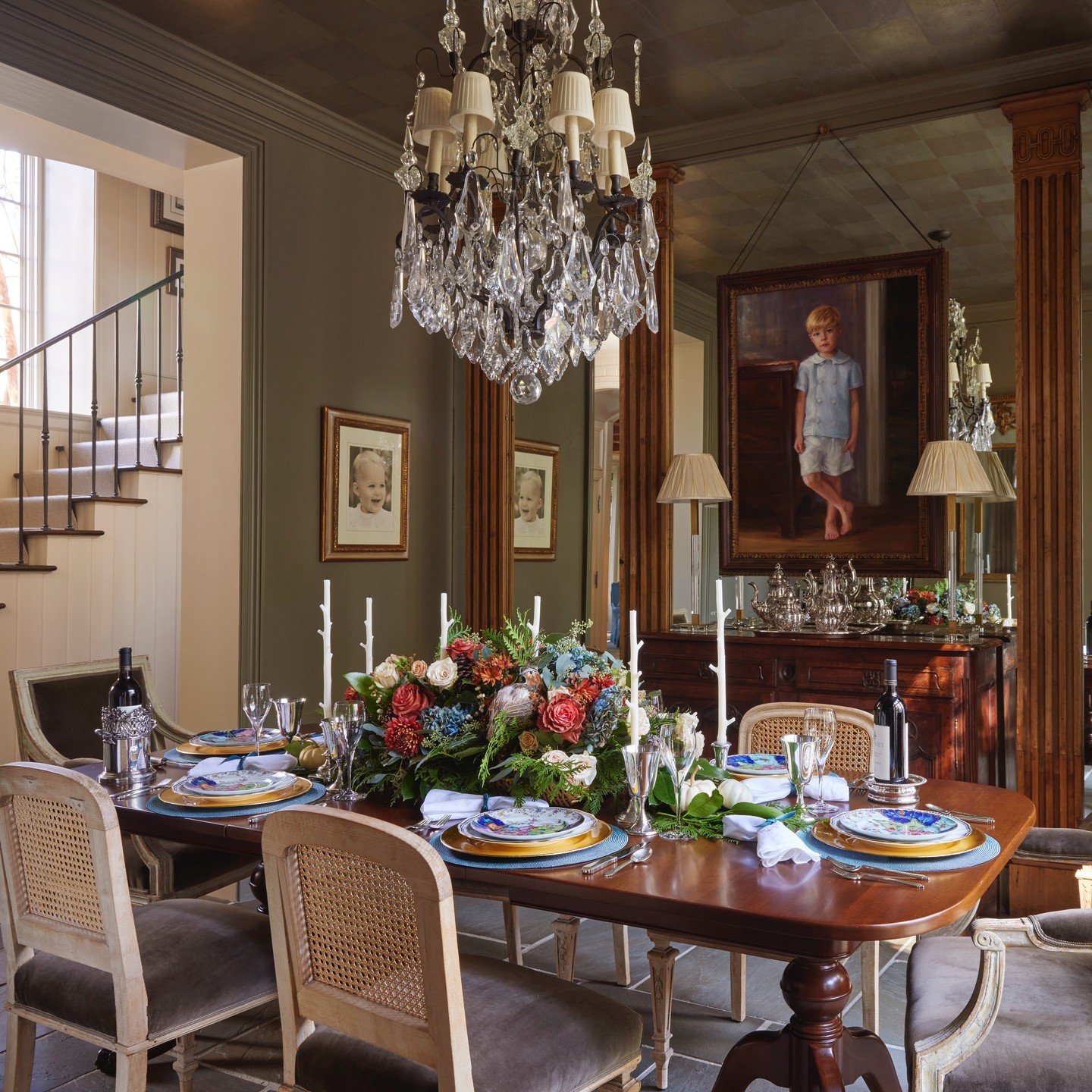 Maybe our favorite dining room! So much fun decorating this client's dining room for the Thanksgiving holiday and working with Jean Allsopp on the photoshoot. 
Happy Thanksgiving from Lynn Allen Design🦃 

🎥: @jallsopp 
🌺: @lynnallendesign 

#dinin