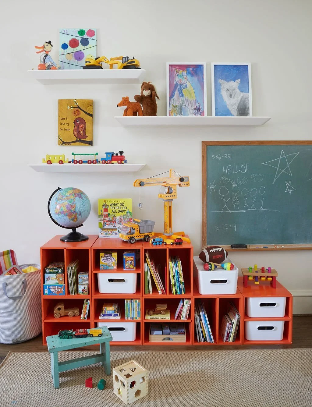 School is back in session 📚✏️🧩 This fun playroom also functions as a classroom for 5 🍎

#backtoshool #interiordesigninspo #playroom