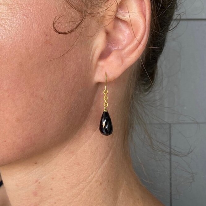 erica+blk+spinel+chains.jpg