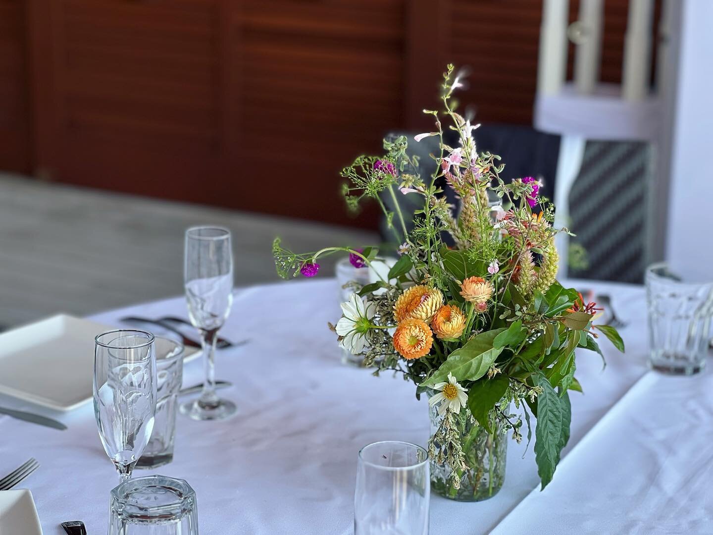 Wedding tables with wildflowers. 💚