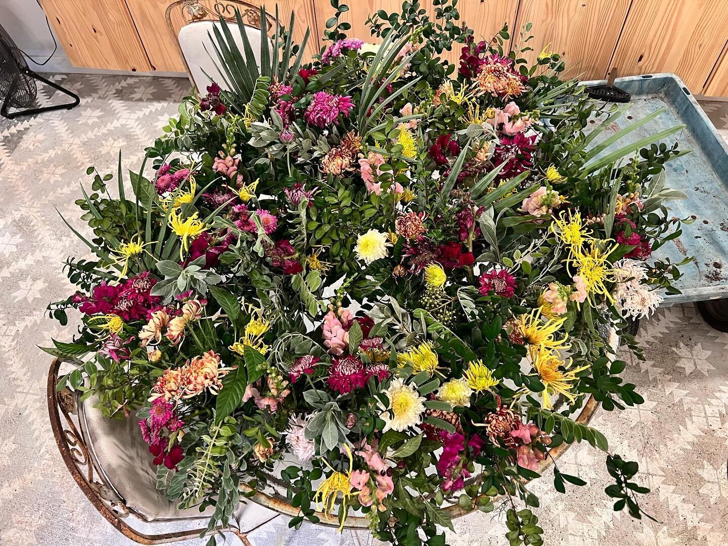 Floral arrangements for @conservationfoundationgc Feast in the Fields 2023 tomorrow. 💚 #localflowersarethebest #organicflowers #ecoflorist