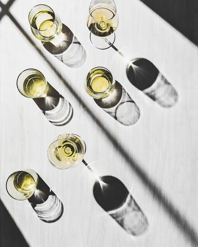 Back in the studio creating those afternoon feels with a few glasses of Chardonnay... ...and the third frame is a special studio photography technique to get all the levels just right 🙃 #beveragephotography #winephotography #wine #productphotography