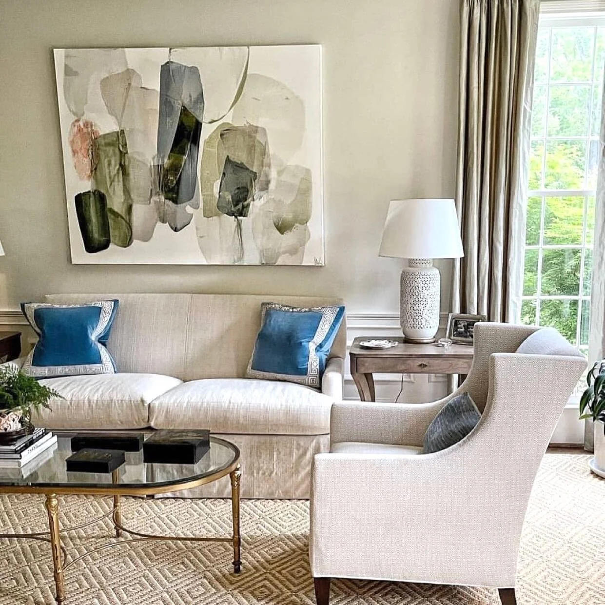 Living for this lovely room. Photo cred @edgarreeveslighting #artwork #artist #livingroom #design #lighting #greggirbygallery #collecting #enjoytheart