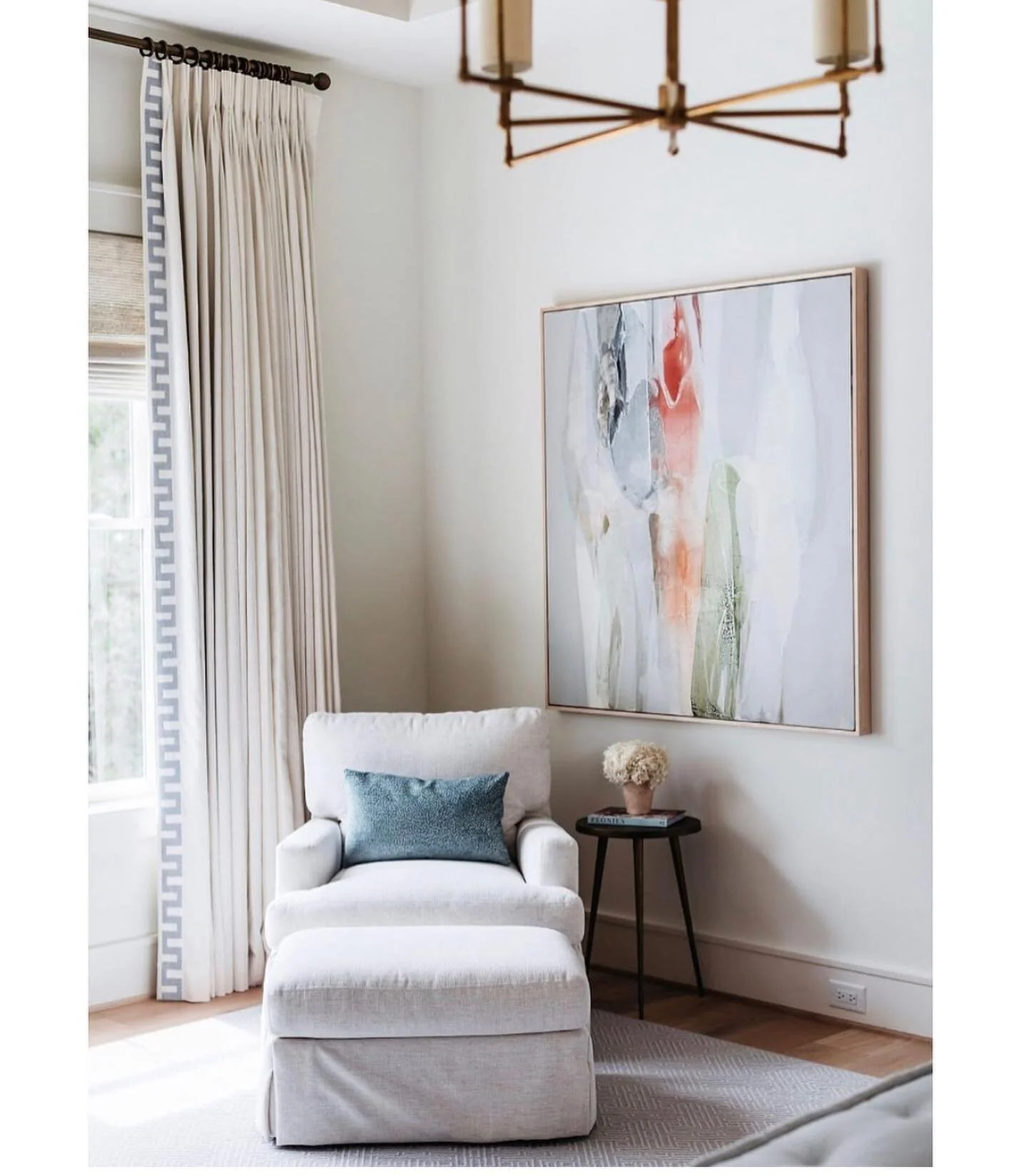 This room is so calm, I just want to snuggle up with a book and some coffee. This space is brought to you by @katiedavisdesign -always inspiring.  Thanks to @dimmittart @melissafitzwestinteriors for the 📸#inspiringrooms #art #collecting #details #ho