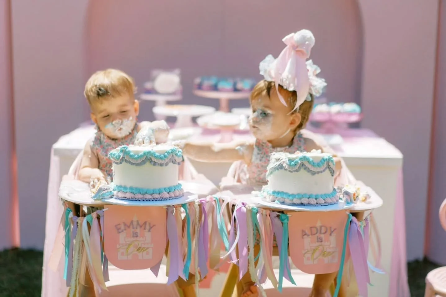 A couple of smash cake cuties 🎂🎂 What a magical day to celebrate ONE!

📸 @daniellepoffphotography
